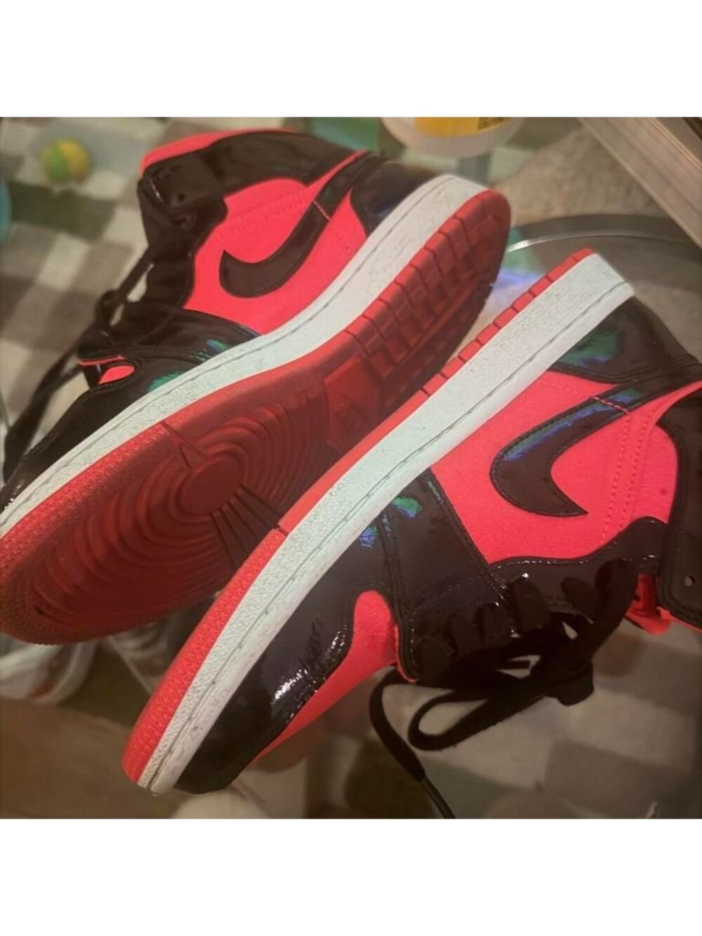 Jordan 1 Retro Mid in Women's Satin Red and Black - Picture 3 of 5